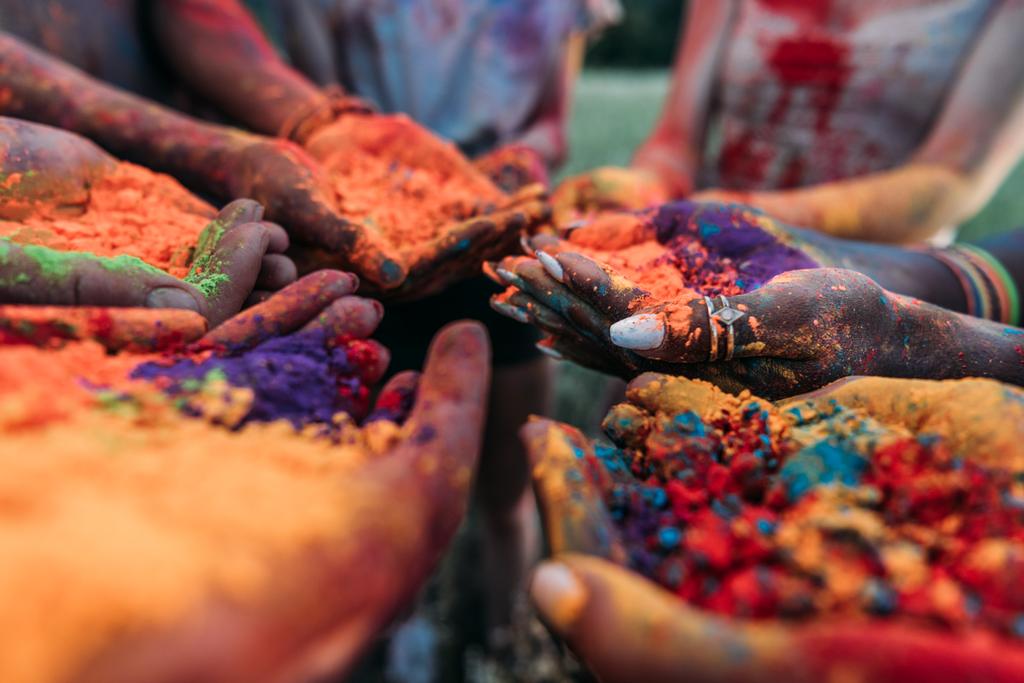 polvo de holi colorido en las manos
 - Foto, imagen