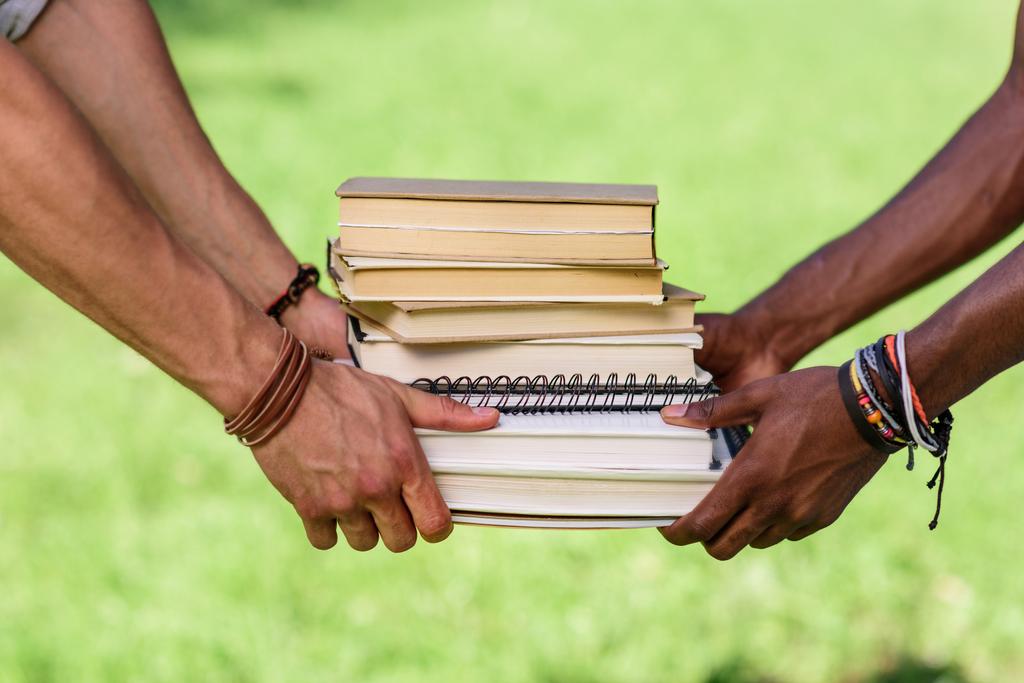 Schüler halten Bücher in der Hand - Foto, Bild