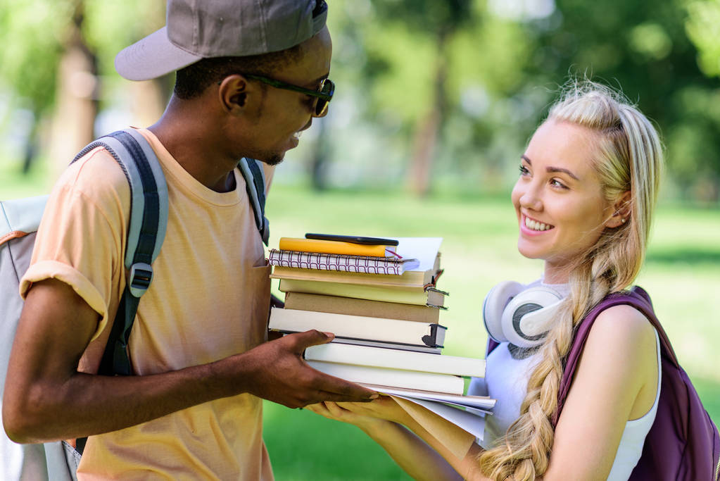 couple multiethnique avec des livres dans le parc
 - Photo, image