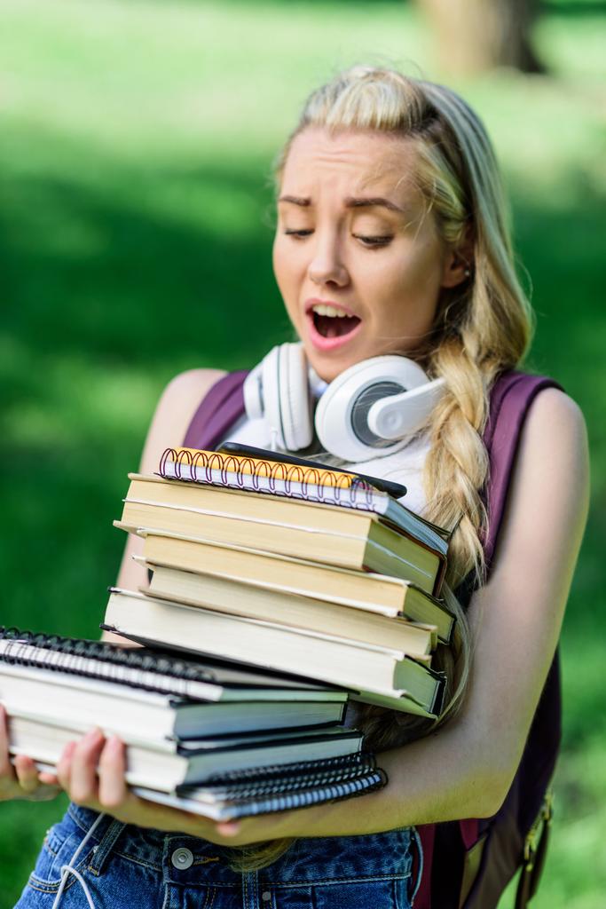 Chica sosteniendo pila de libros
 - Foto, imagen