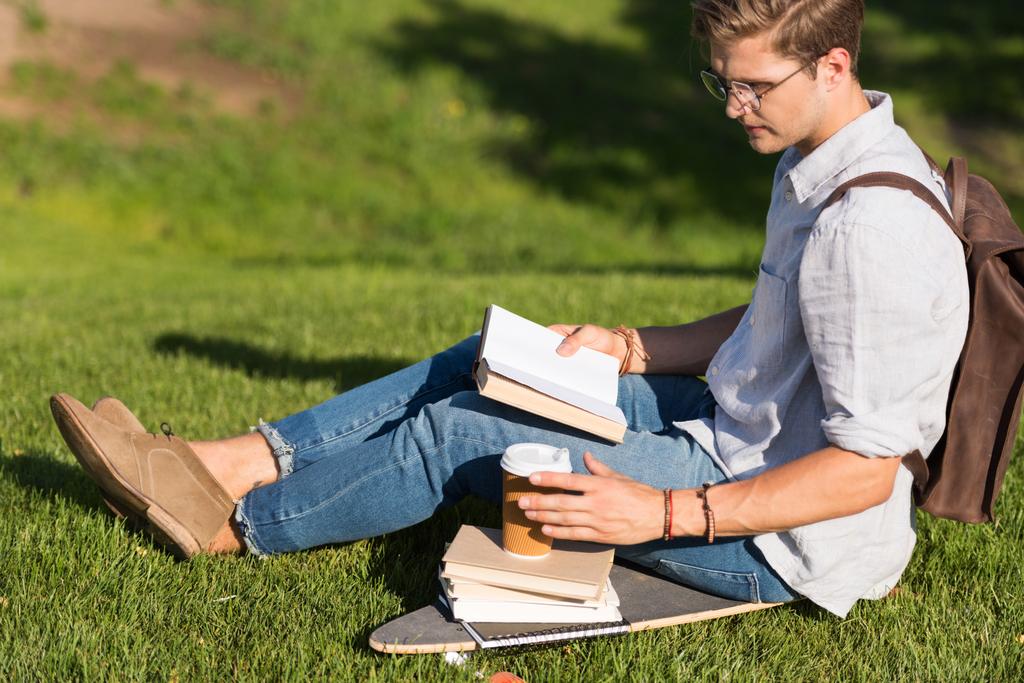 čtení kniha muž v parku - Fotografie, Obrázek