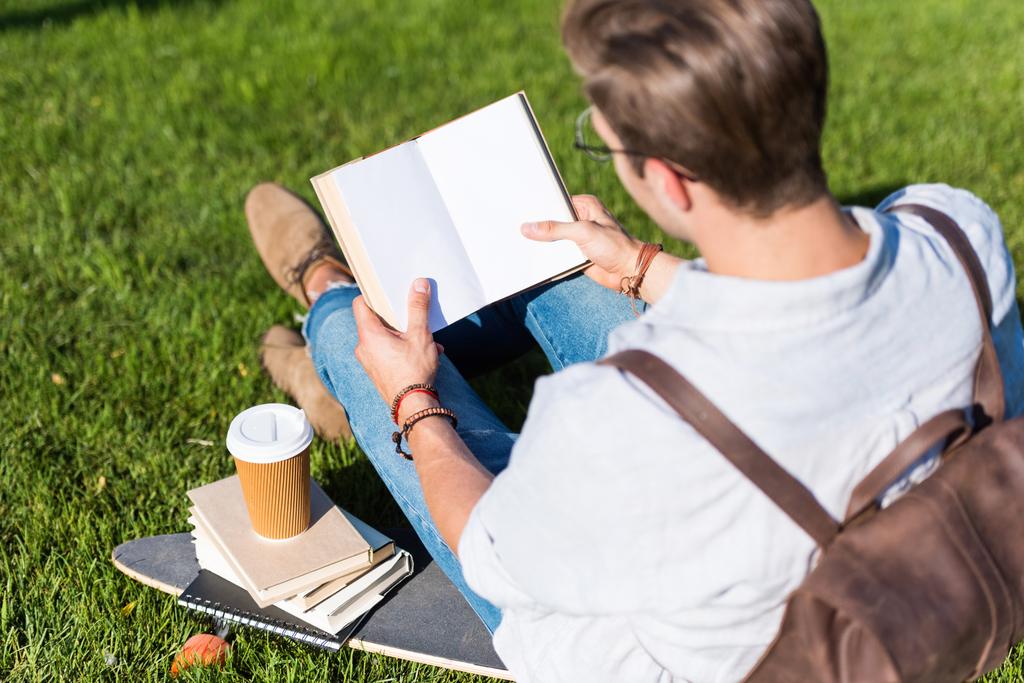чоловік читає книгу в парку
 - Фото, зображення