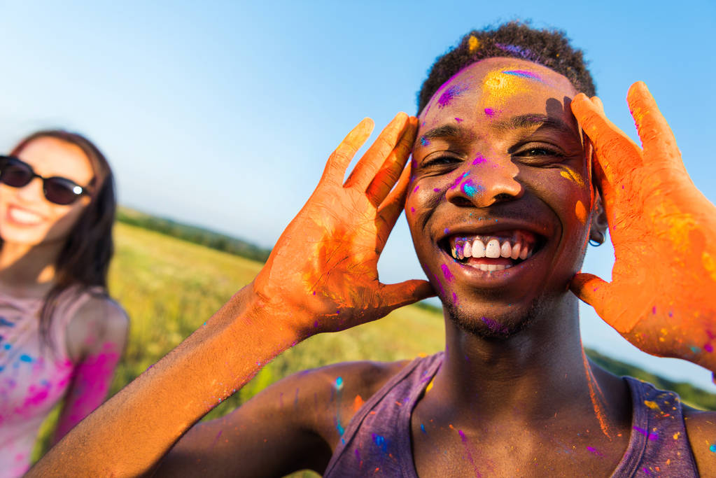 Африканский американец в красочной краске
   - Фото, изображение
