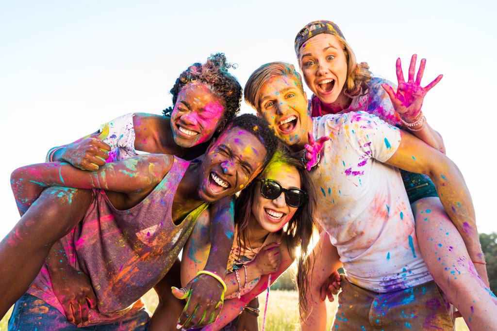 szczęśliwy przyjaciół festiwalu kolorów - Zdjęcie, obraz