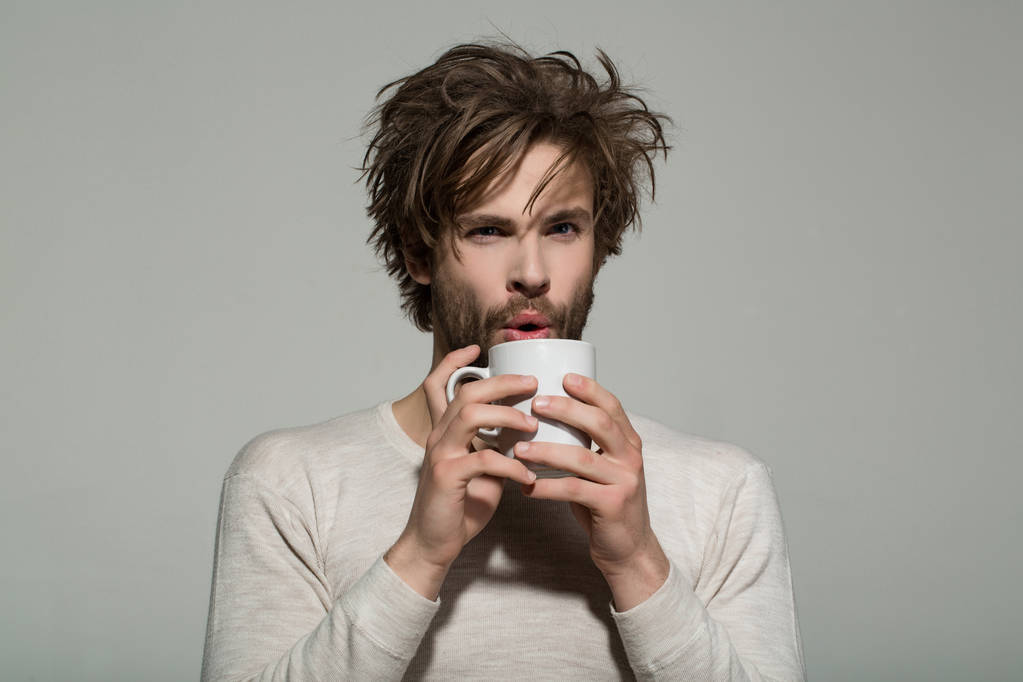 herbata lub Kawa mężczyzna napój z kubka - Zdjęcie, obraz