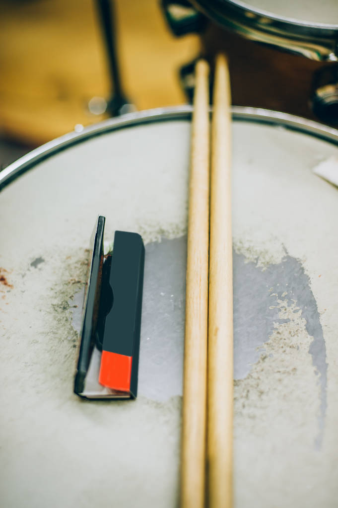Closeup de rolamento papel deitado no conjunto do tambor e baquetas - Foto, Imagem