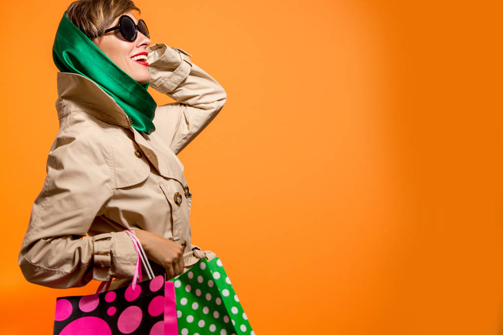 Automne ou printemps shopping femme avec des sacs à provisions
 - Photo, image