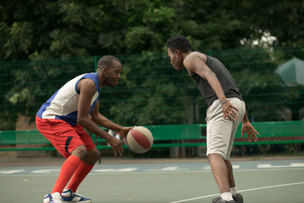 Amici afroamericani che giocano sul campo da basket. Attività autentiche reali
. - Foto, immagini
