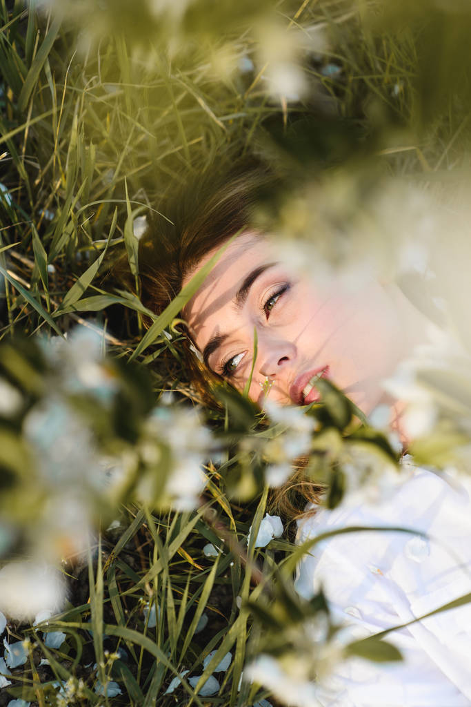 Krásná žena ležící na trávě - Fotografie, Obrázek