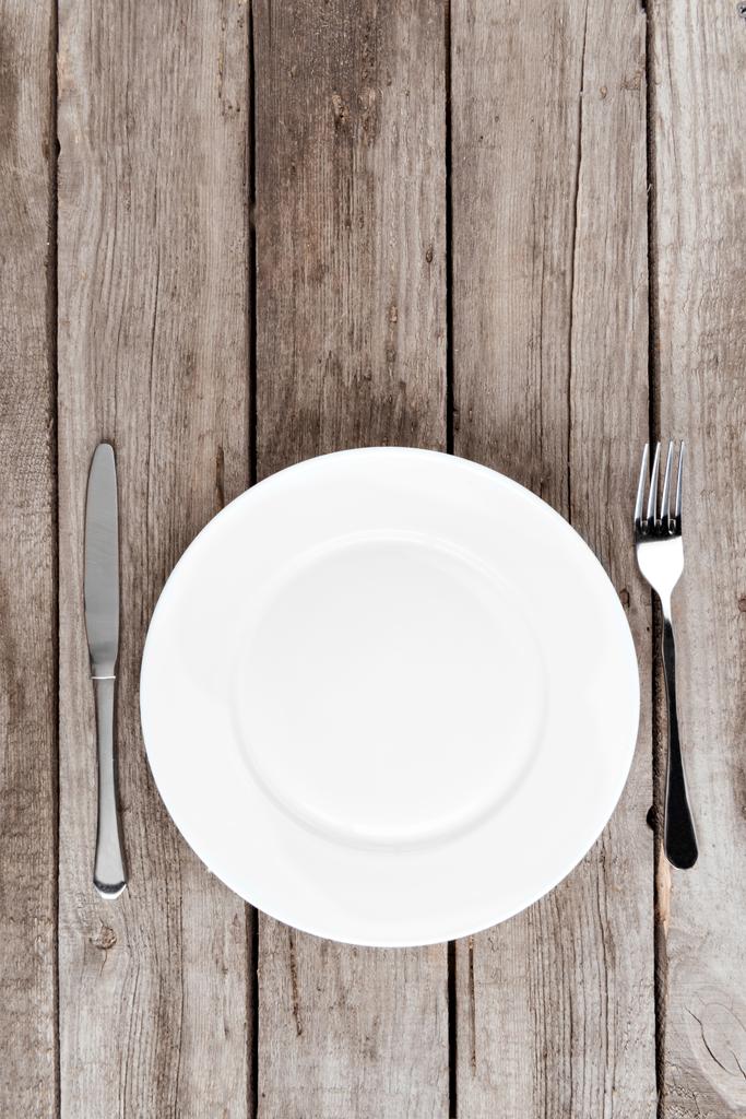 assiette vide et argenterie sur la table
 - Photo, image