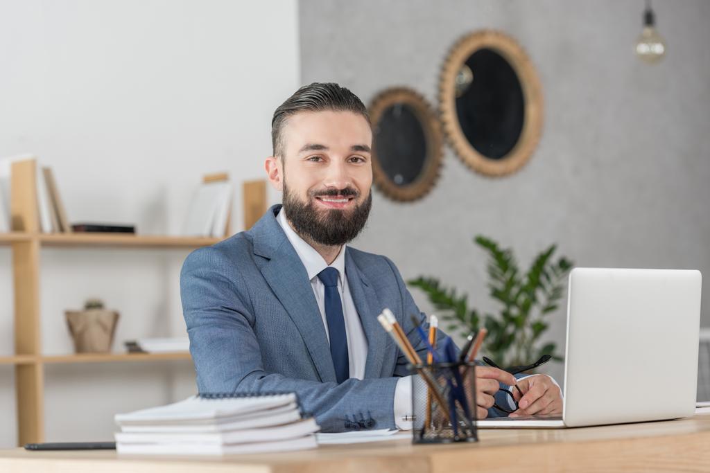 podnikatel, sedí na pracovišti s notebookem - Fotografie, Obrázek