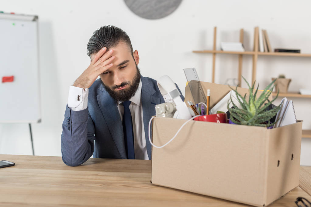 despedido empresario molesto en el lugar de trabajo
 - Foto, Imagen