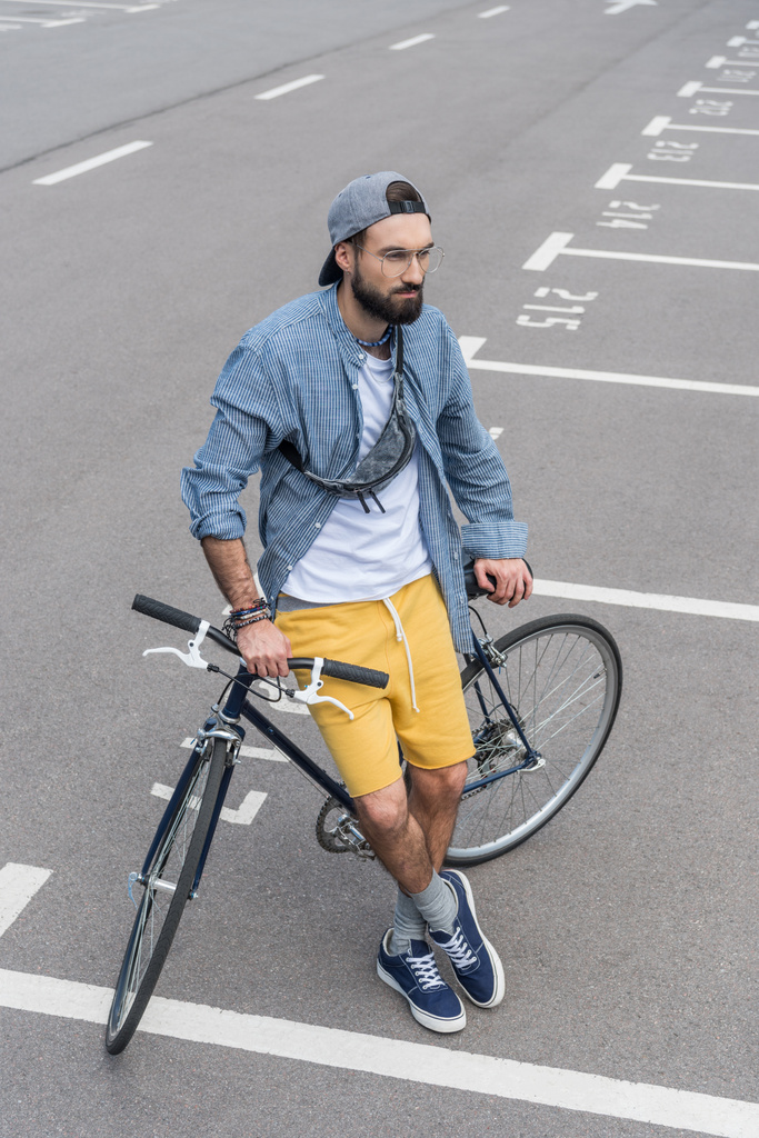 hipster mies polkupyörän kanssa
 - Valokuva, kuva