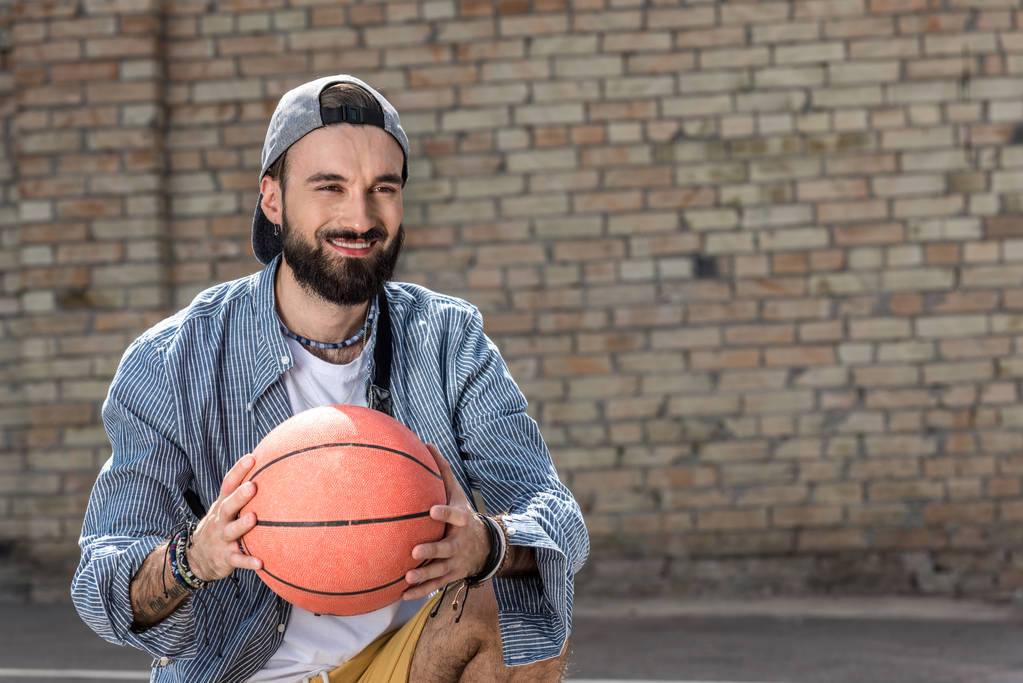 Homem com bola de basquete
 - Foto, Imagem