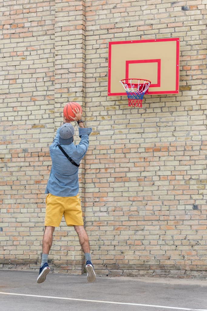バスケットボールをしている男 - 写真・画像