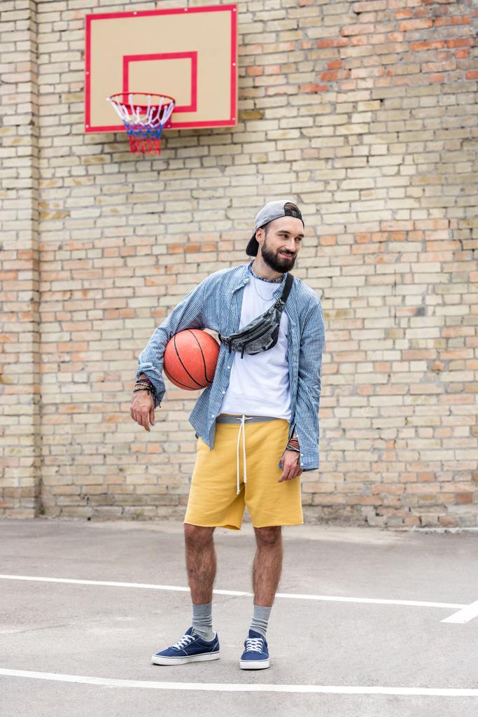 Hombre con pelota de baloncesto
 - Foto, Imagen