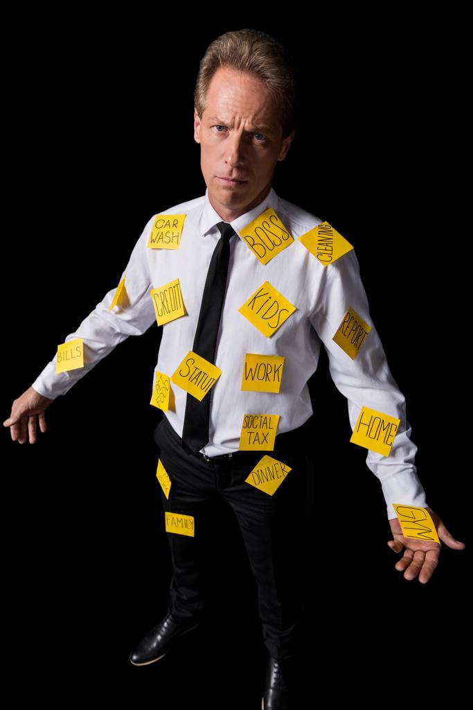 hombre de negocios estresado con notas adhesivas
  - Foto, imagen