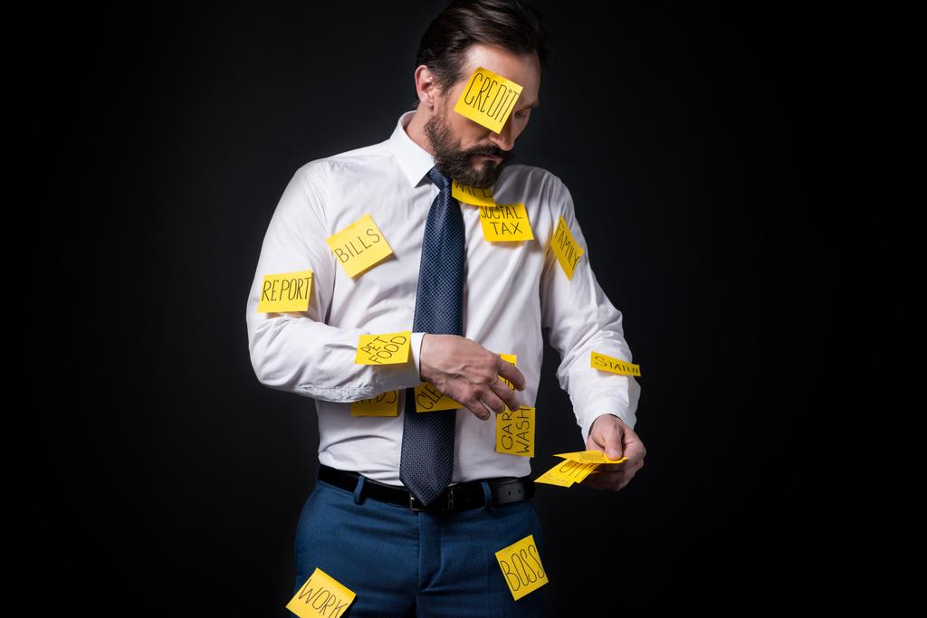 hombre de negocios estresado con notas adhesivas
 - Foto, imagen