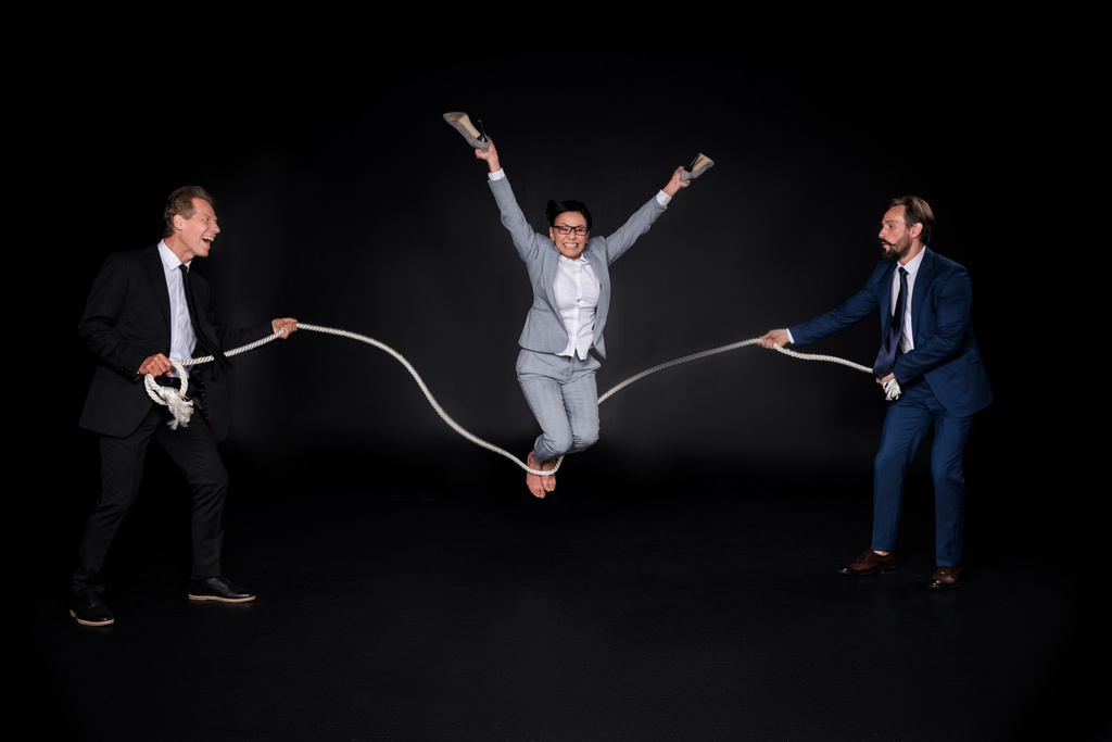 colleghi d'affari si divertono con la corda
 - Foto, immagini