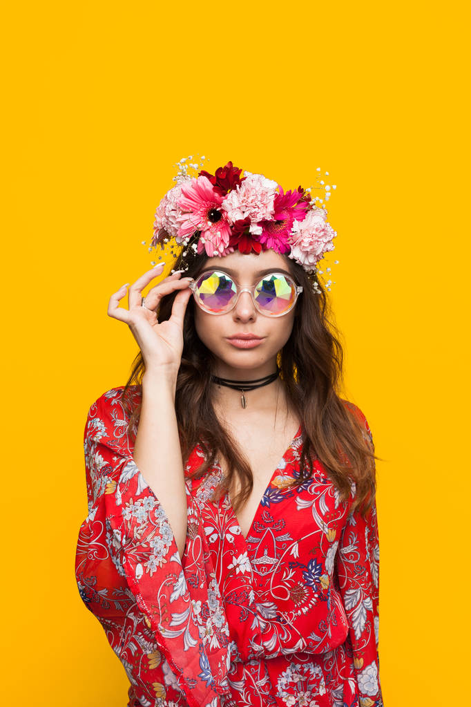 Hipster mujer usando flor chaplet tocando gafas
 - Foto, imagen