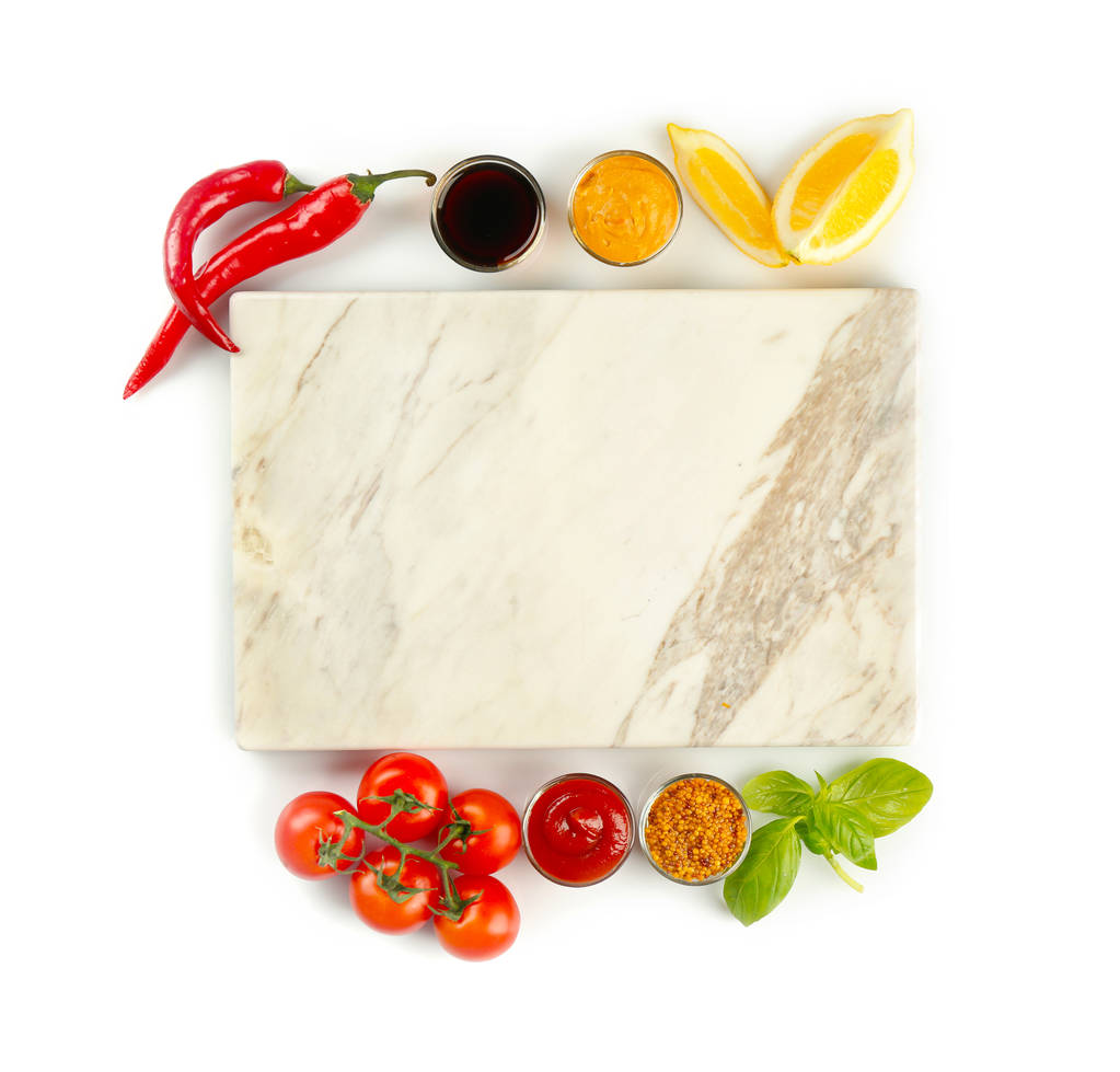 Panneau de marbre, différentes sauces et légumes sur fond blanc
 - Photo, image