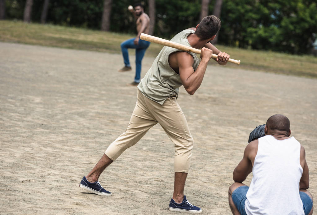 мужчины играют в бейсбол
  - Фото, изображение