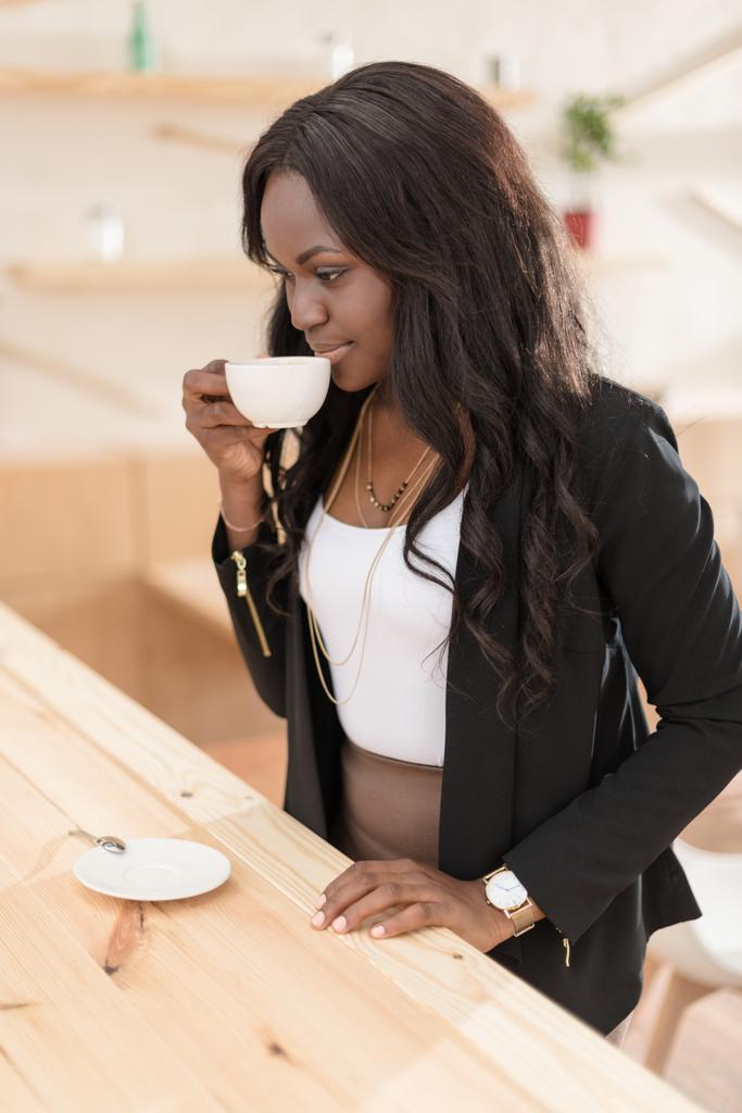 Αφρικανική αμερικανική γυναίκα στην καφετέρια    - Φωτογραφία, εικόνα