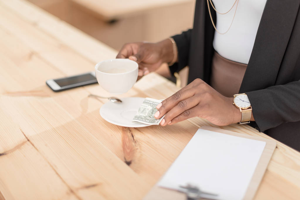 vrouw betaalt met contant geld in café    - Foto, afbeelding