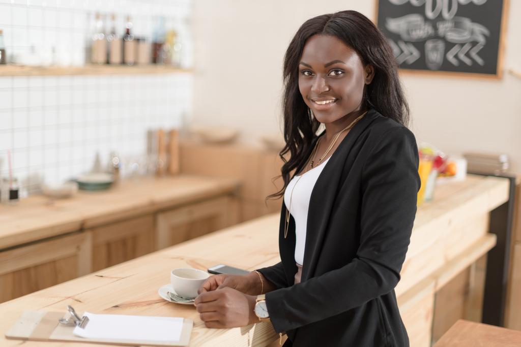 afro-americana donna in caffè
    - Foto, immagini