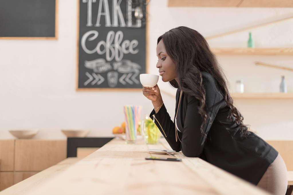 African american vrouw in café    - Foto, afbeelding