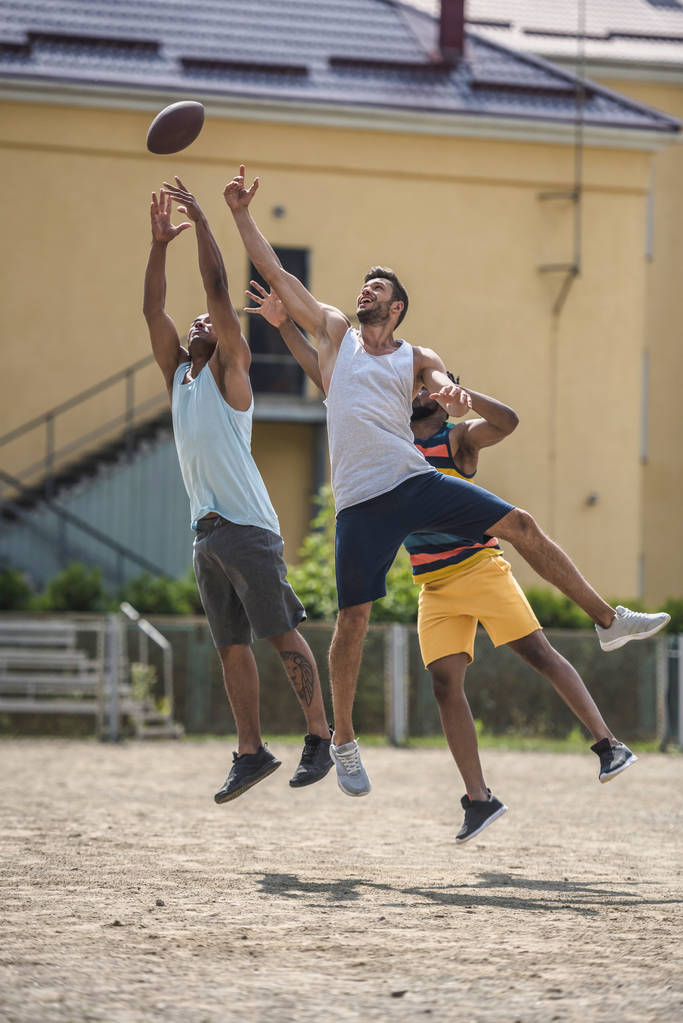 multikulturní muži hraje fotbal - Fotografie, Obrázek
