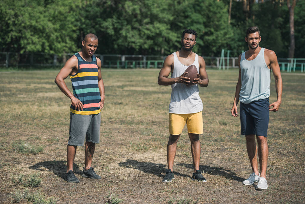 multikulturní muži hraje fotbal - Fotografie, Obrázek