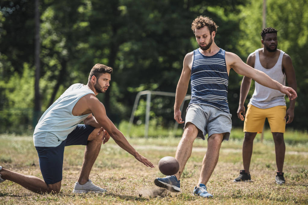 wielokulturowym mężczyzn gry w piłkę nożną - Zdjęcie, obraz