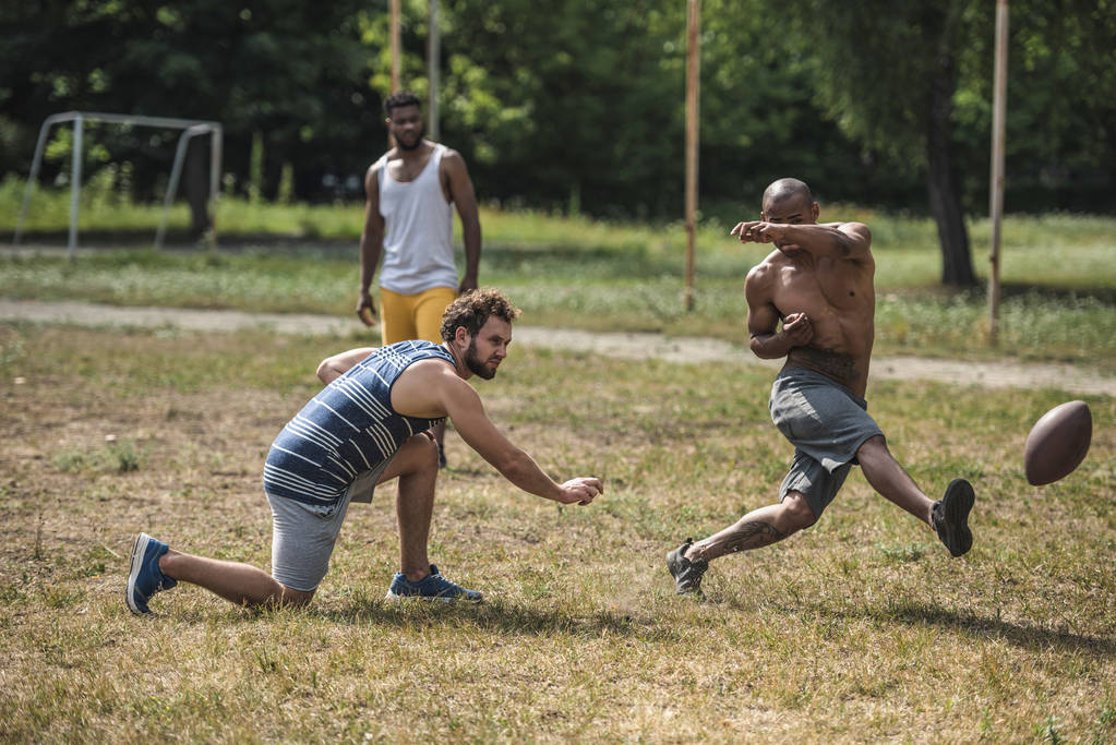 uomini multiculturali che giocano a calcio
 - Foto, immagini