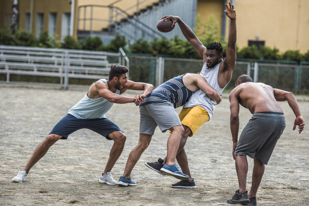 мультикультурные мужчины играют в футбол
 - Фото, изображение