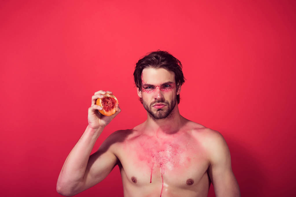 hombre guapo con maquillaje creativo de moda mantenga pomelo, vitamina
 - Foto, Imagen