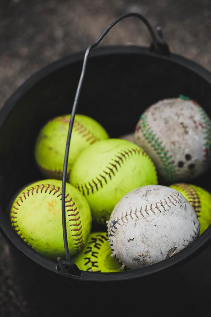 balde cheio de bolas de beisebol
 - Foto, Imagem