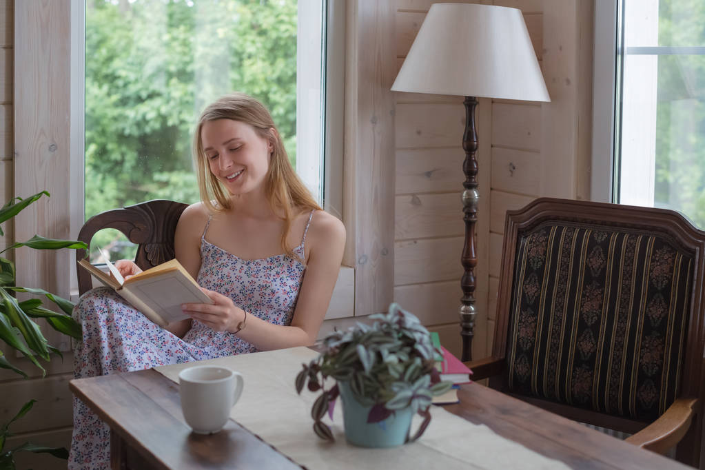 adolescente mulher ler livro dentro
 - Foto, Imagem