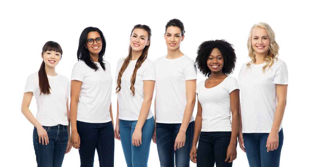 grupo internacional de mujeres en camisetas blancas - Foto, Imagen