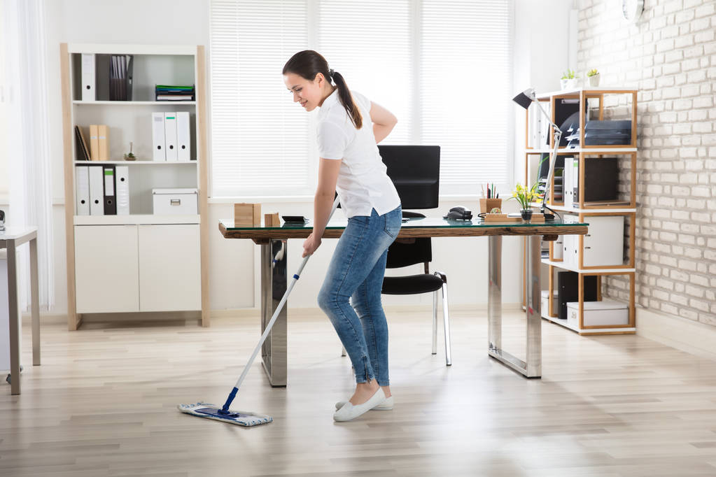 Jovem mulher limpeza piso
 - Foto, Imagem