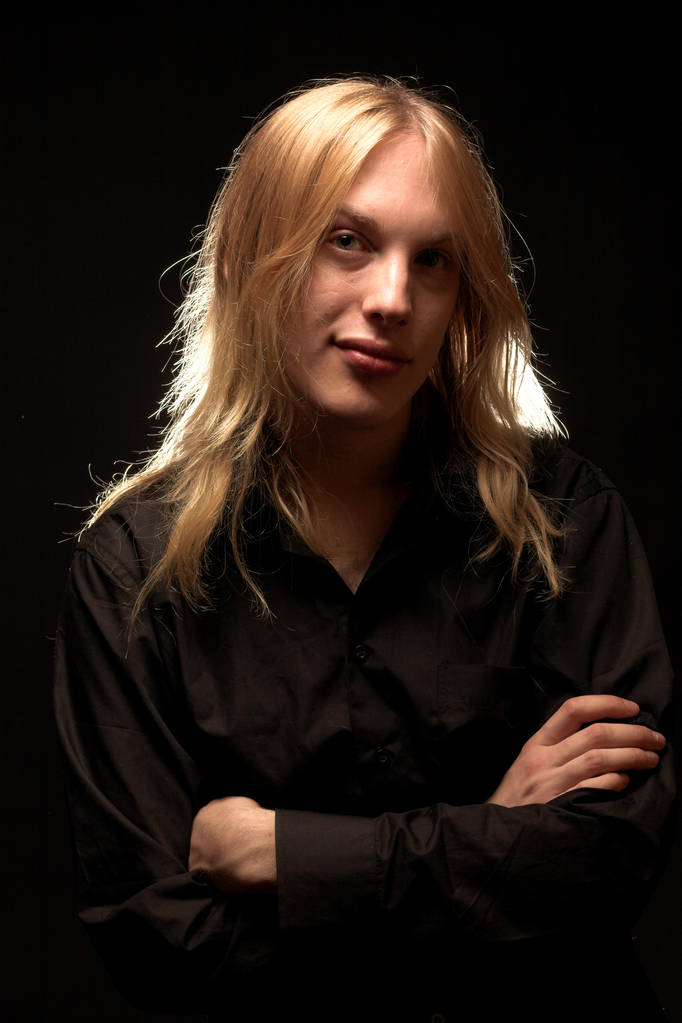 Nuori mies pitkät vaaleat hiukset
 - Valokuva, kuva