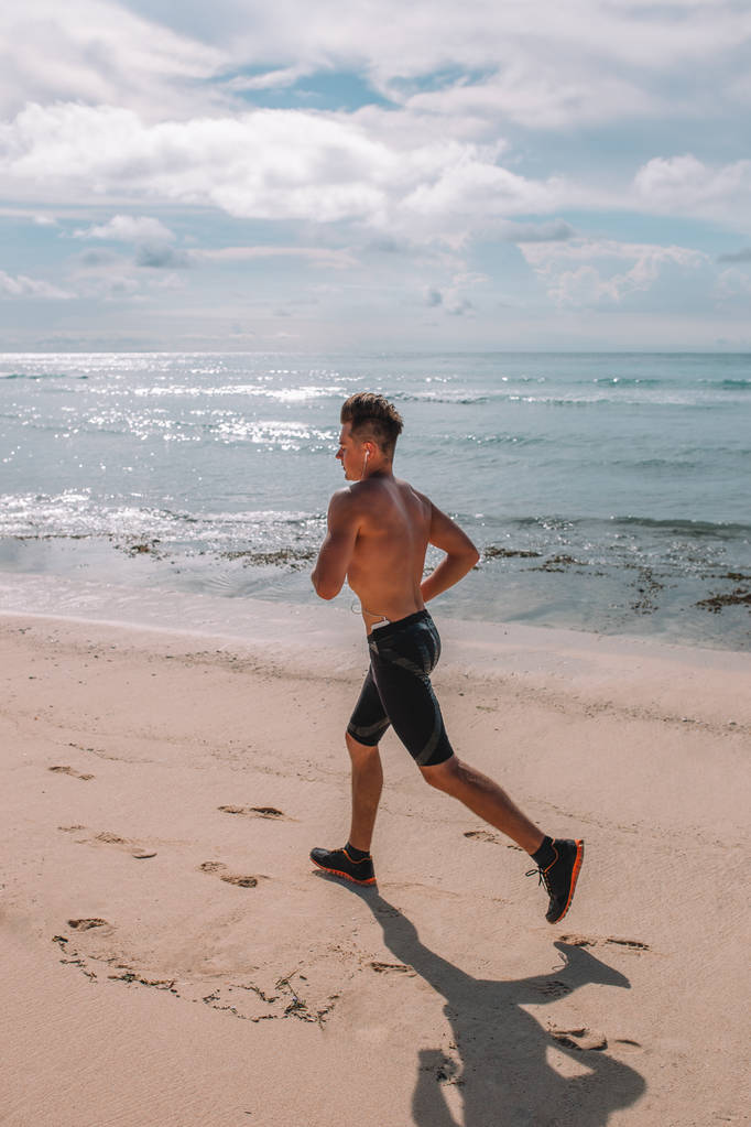 インド洋、インドネシア、バリ島の海岸で若い選手は筋肉列車 - 写真・画像