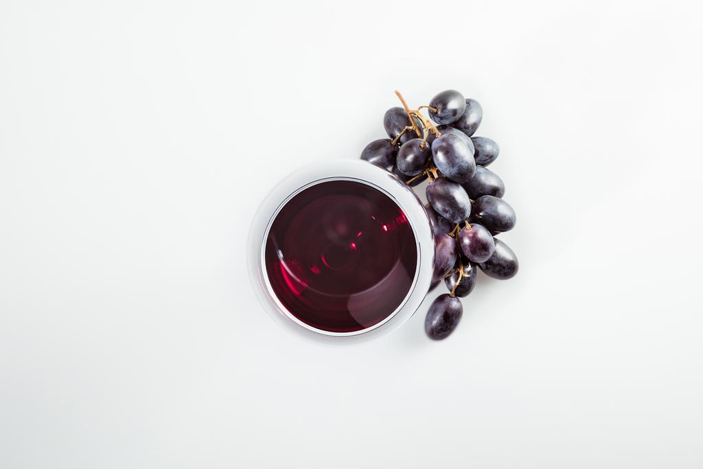rode wijn in glas en druiven - Foto, afbeelding