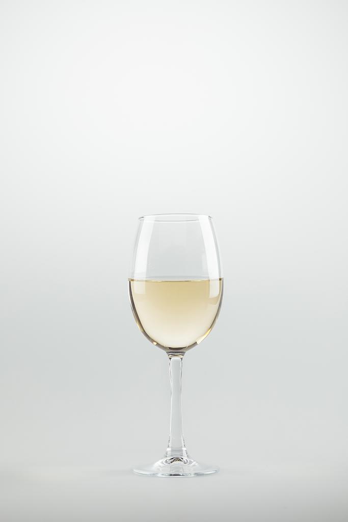 Vino bianco in bicchiere - Foto, immagini