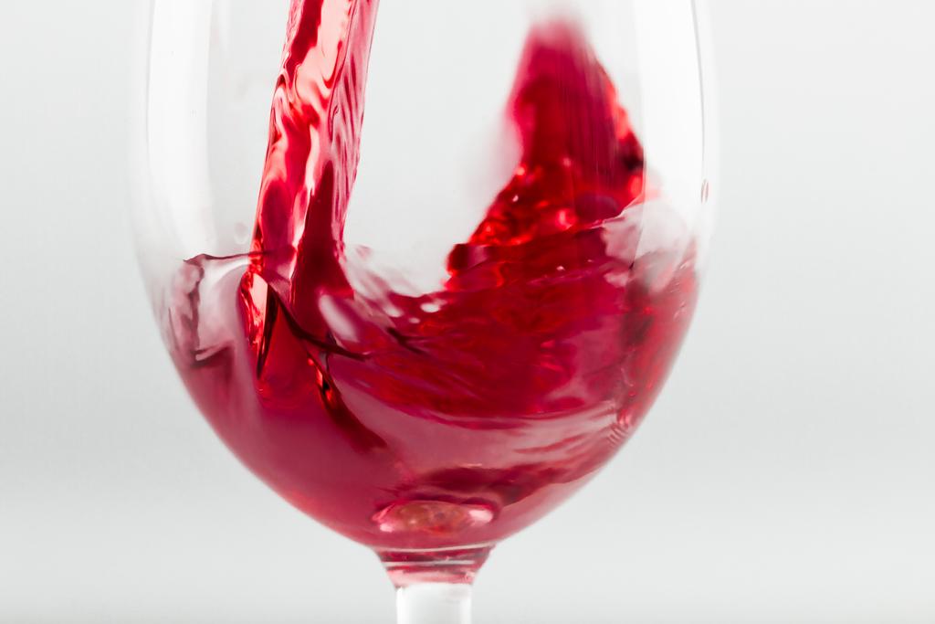 вино наливая в бокал
 - Фото, изображение