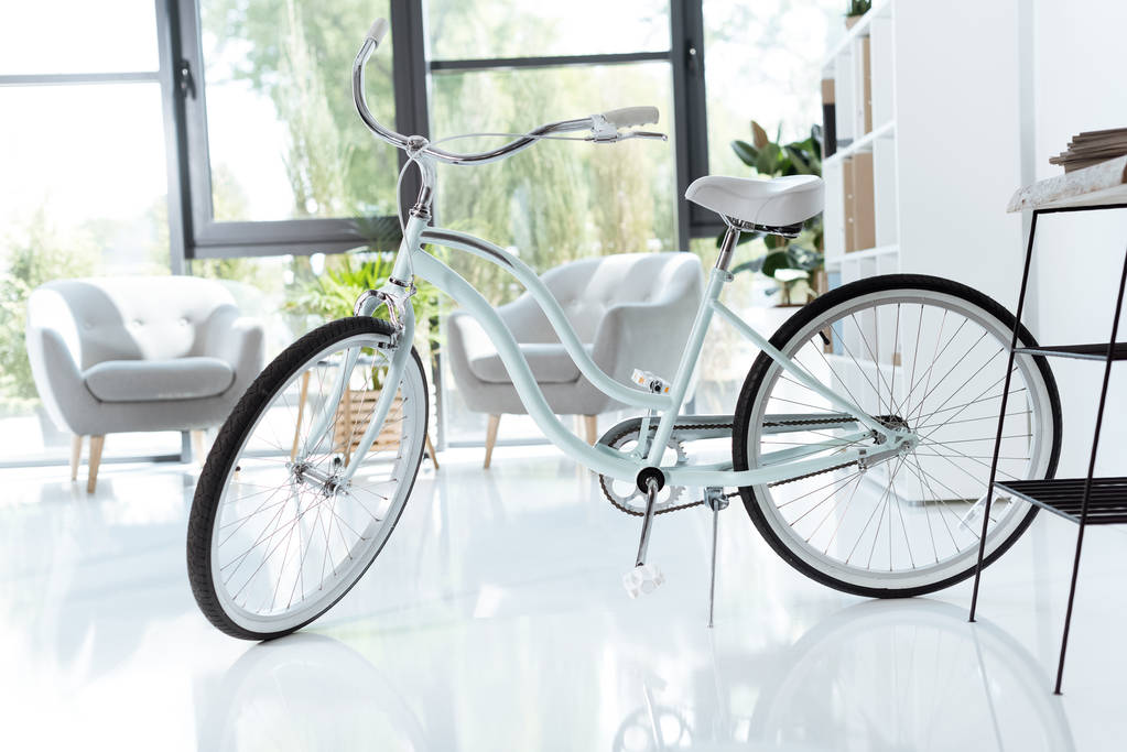 bicicleta no escritório moderno
 - Foto, Imagem
