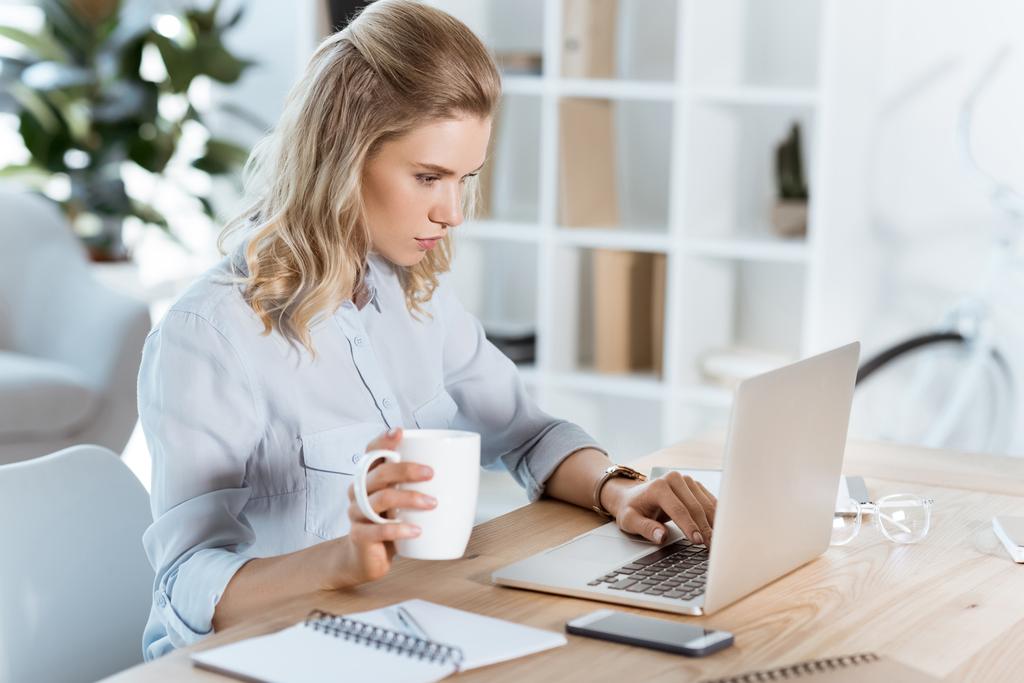 Mujer de negocios escribiendo en el ordenador portátil en la oficina - Foto, Imagen
