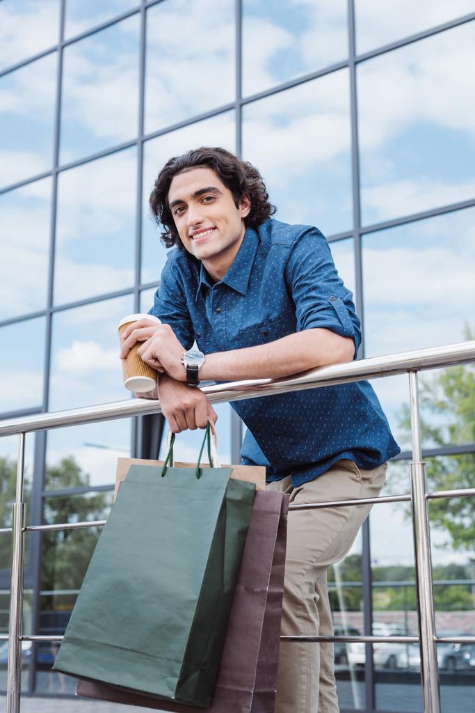 Junger Mann mit Einkaufstüten  - Foto, Bild