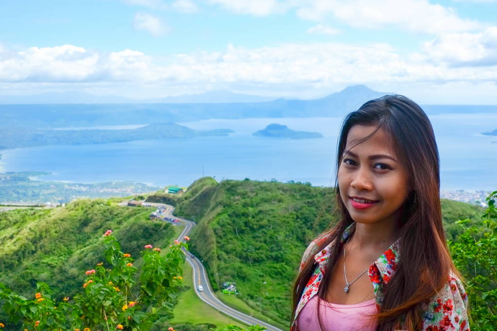 Retrato natural Hermosa chica asiática sonriendo. Mujer asiática en la cima de la montaña pico de senderismo de verano
 - Foto, Imagen