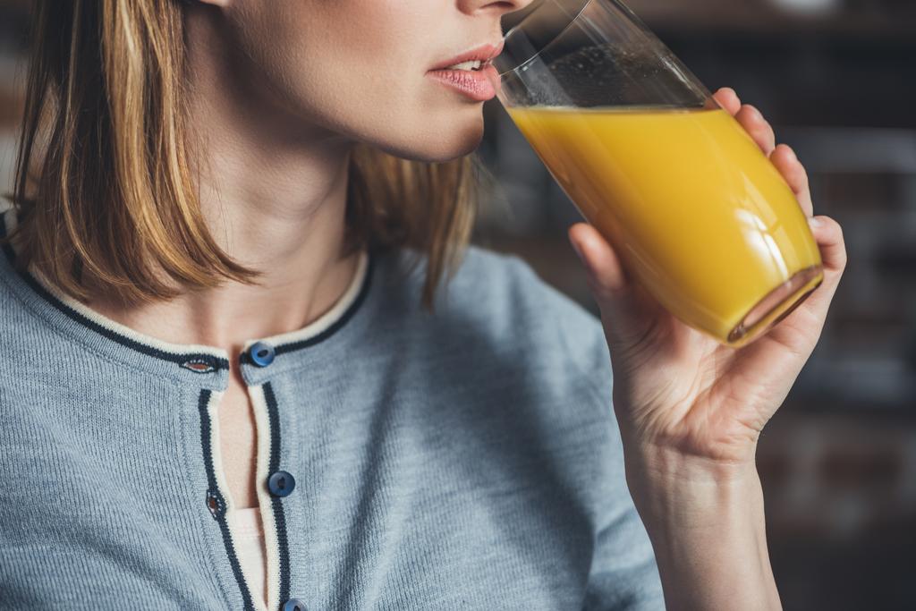 Mujer bebiendo jugo de naranja - Foto, imagen